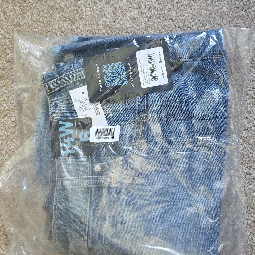 Plus Size Silver Jeans Co.® Mid Rise Button Fly 6in Boyfriend Short - Picture 5 of 5